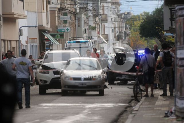 Espectacular triple choque de autos con sólo heridos leves en el centro santafesino