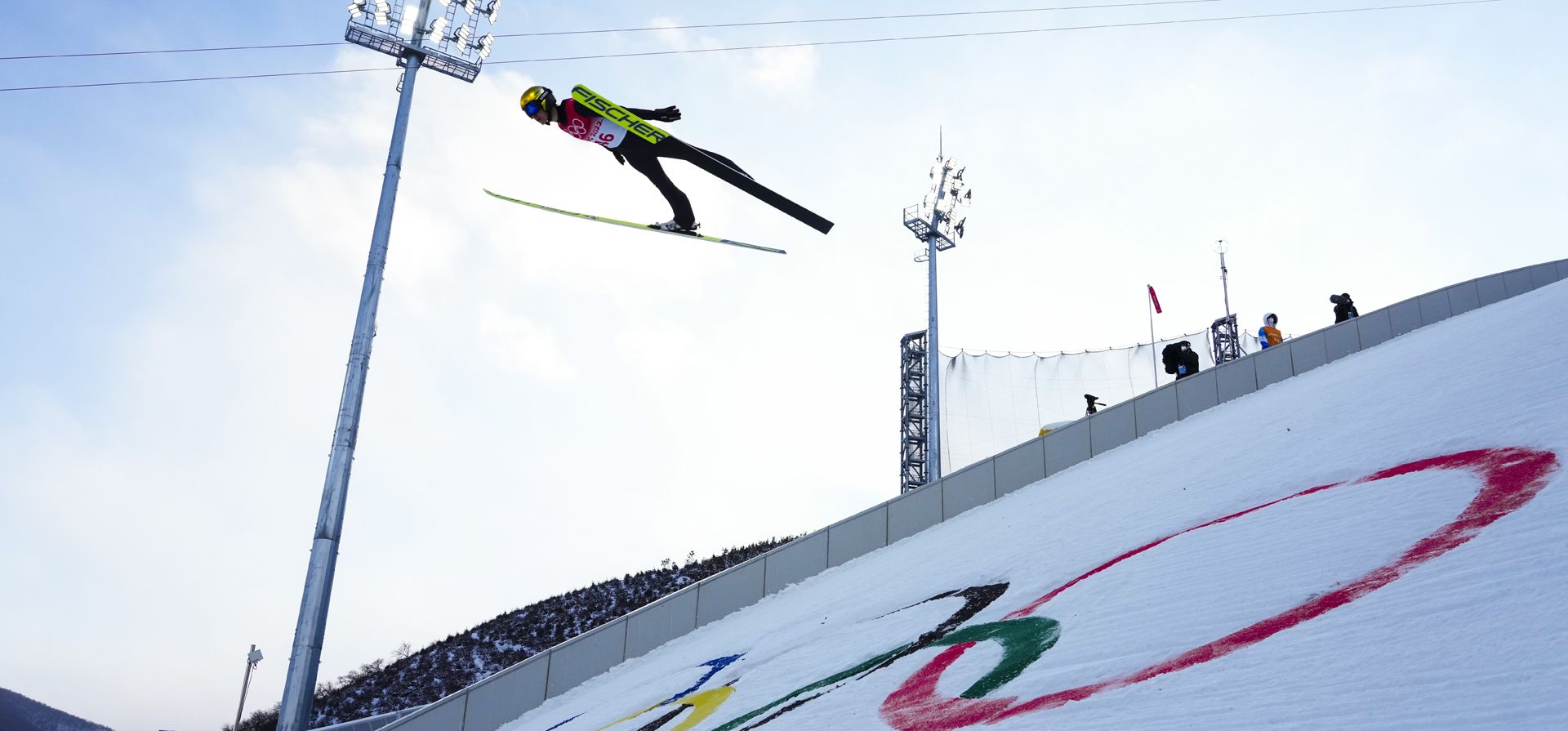 Antoine Gerard, de Francia, se eleva por los aires durante la ronda de competencia de saltos de esquí individuales Gundersen gran colina/10 km en los Juegos Olímpicos de Invierno de 2022, el martes 15 de febrero de 2022, en Zhangjiakou, China.