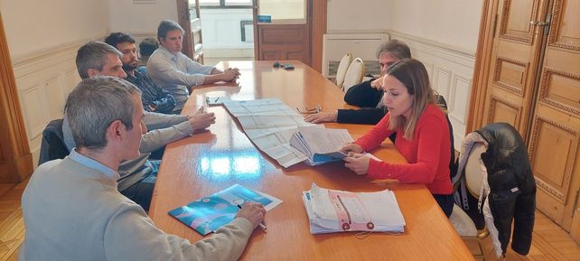 Los arquitectos que ganaron el concurso nacional para plasmar el memorial y funcionarios provinciales.