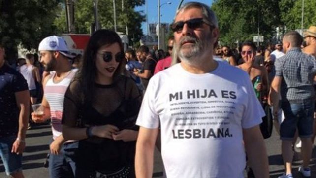 Acompañó a su hija a la marcha del Orgullo y la remera que llevaba puesta se volvió viral