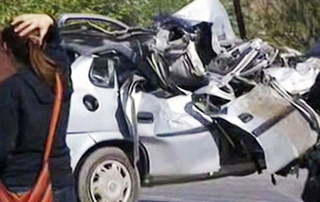 Tragedia vial. El Chevrolet Corsa gris en el que viajaban los jóvenes de entre 20 y 23 años