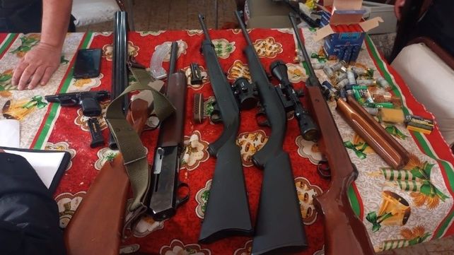 El agresor quedó detenido y le secuestraron cinco armas de fuego.