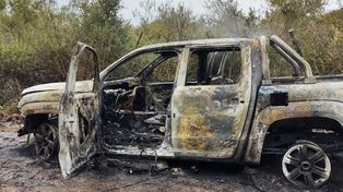 Fue a arreglar cubierta y cuando volvió la camioneta estaba quemada