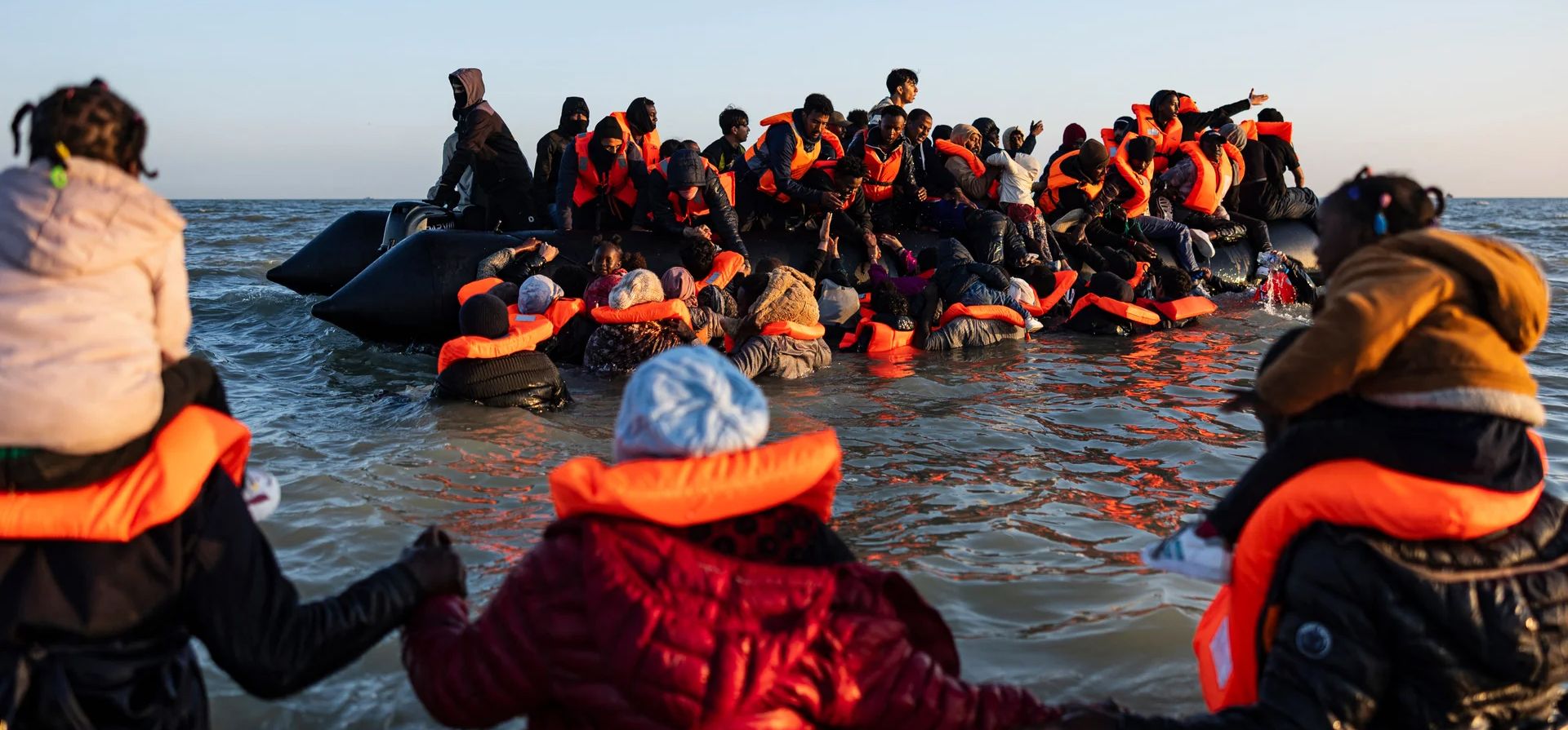 Migrantes abordan el barco de un contrabandista en un intento de cruzar el Canal de la Mancha hacia Inglaterra, Gravelines, Francia. Fotografía: Sameer Al-Doumy/AFP/Getty Images Migrantes abordan el barco de un contrabandista en un intento de cruzar el Canal de la Mancha hacia Inglaterra, Gravelines, Francia. Fotografía: Sameer Al-Doumy/AFP/Getty Images
