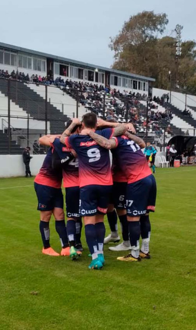 Algarabia charrúa. Senra anotó el segundo tanto y todo Córdoba celebra en Pilar.