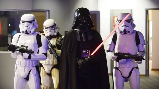 Un ciudadano cordobés fue a votar vestido de Darth Vader y acompañado por stormtroopers.