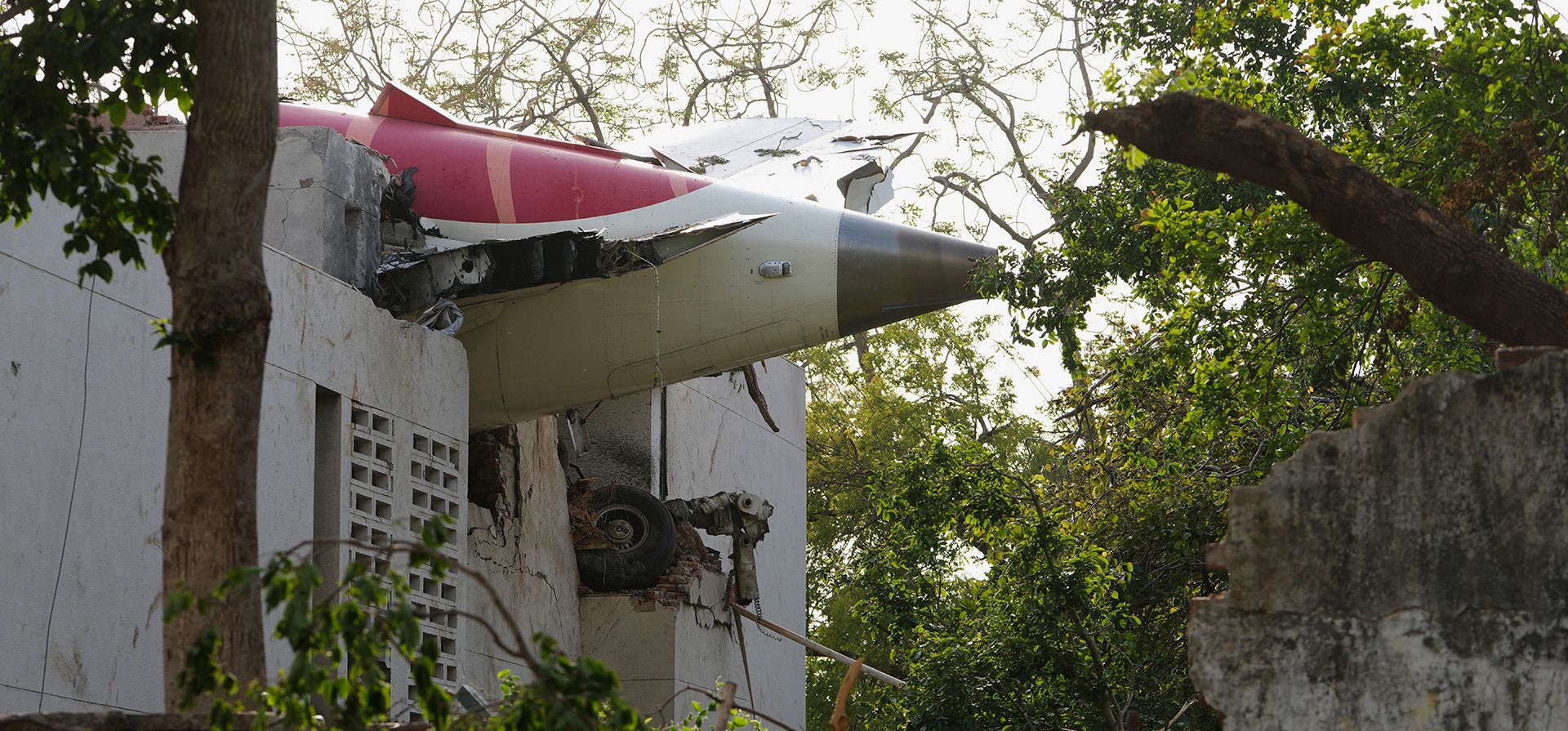 Los restos de un avión sobresalen de un edificio tras estrellarse en la ciudad de Ahmedabad, en el noroeste de India, en el estado de Gujarat, el jueves 12 de junio de 2025. (Foto AP/Ajit Solanki) Los restos de un avión sobresalen de un edificio tras estrellarse en la ciudad de Ahmedabad, en el noroeste de India, en el estado de Gujarat, el jueves 12 de junio de 2025. (Foto AP/Ajit Solanki)