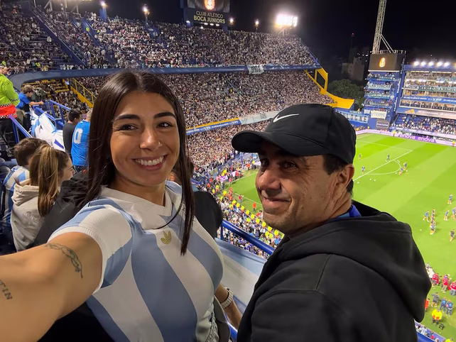 María Gimena Mansilla en la Bombonera junto a su padre, el legislador Sergio Mansilla, quien también fue vicegobernador de la provincia, senador e intendente de Aguilares