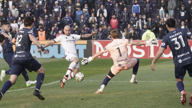 Cocoliso González remate tras recibir la gran asistencia de Luciano Herrera