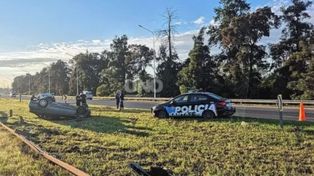 El auto siniestrado quedó volcado en el cantero central de la autopista Rosario-Santa Fe.