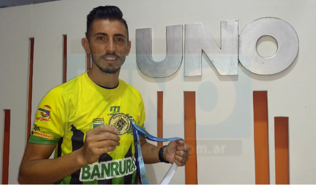 El paranaense con la camiseta de Guastatoya y la medalla del título obtenido con el Torneo Clausura