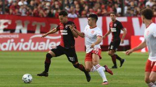 Cristian Ferreira intenta avanzar ante el pincha.