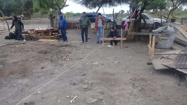 Cumpliendo un sueño. La idea es que los chicos no tengan frío a la intemperie cuando meriendan.
