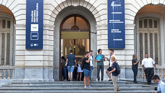 Los ingresantes a la universidad que no hayan completado su certificación de estudios secundarios cursarán como condicionales.