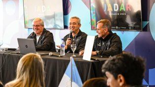 Mario Moccia, presidente del COA; Pablo Javkin, intendente de Rosario y Gustavo Borro, secretario de Copar, en conferencia de prensa.