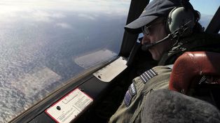 Carrera contra el tiempo para hallar las cajas negras del avión malayo