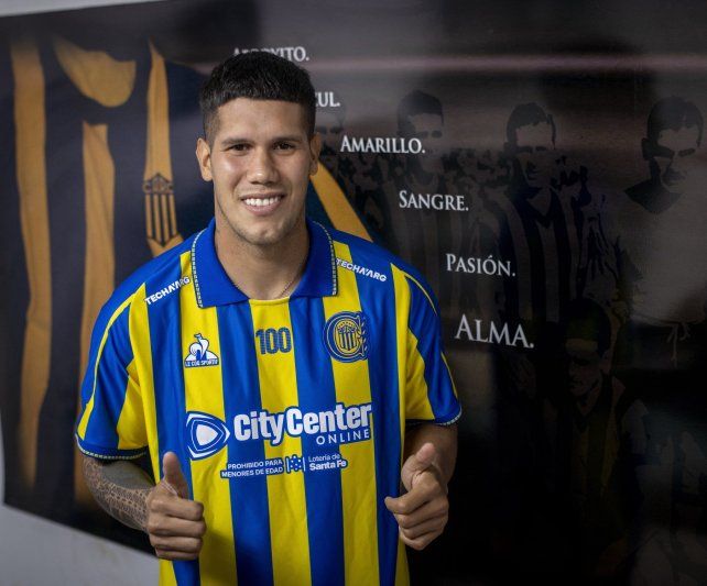 Sebastián Zaracho posó con la camiseta de Central luego de estampar la firma en el contrato.
