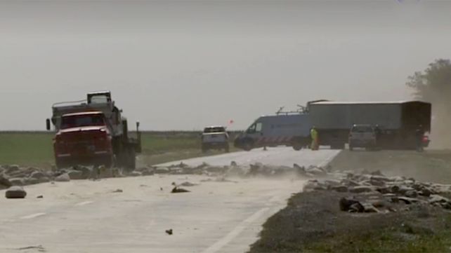 Las bolsas de cemento que transportaba el camión Fiat Iveco quedaron desparramadas sobre la ruta 18.&nbsp;