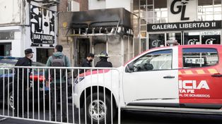 La sede de Central fue atacada con bombas molotov y el custodio resultó herido.