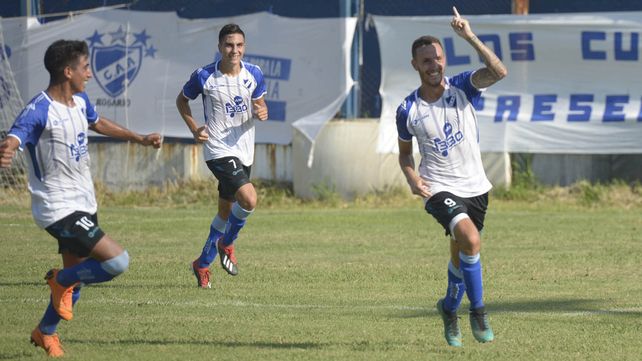 Es para vos. Camafreita marcó el primer gol y se lo dedica a la hija en la platea.