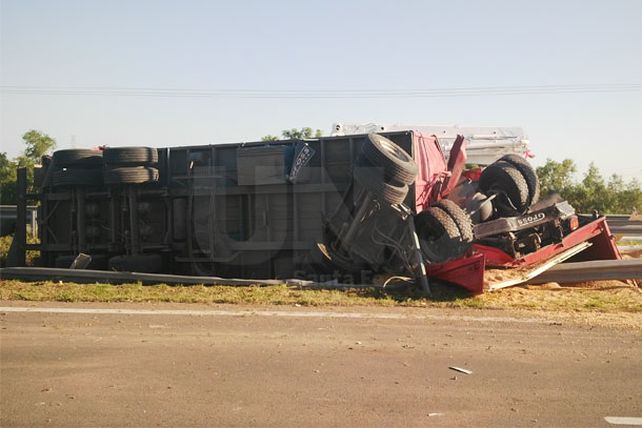 Volcó un camión cerealero a metros del ingreso al Túnel Subfluvial