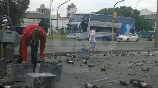 Un camión que transportaba cervezas perdió su carga en plena avenida Alem