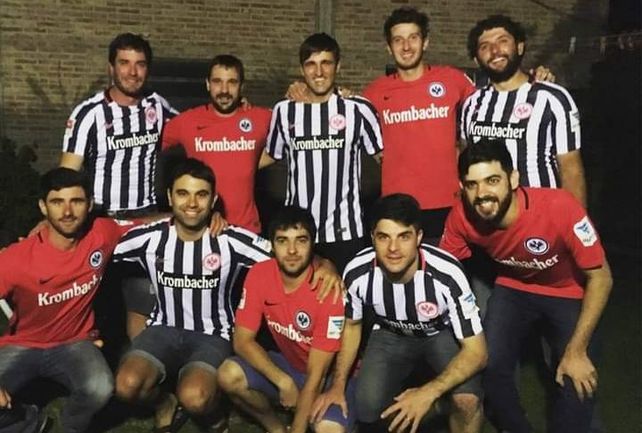 David en Chabás junto a su barra de amigos. Todos lucen las camisetas titulares y alternativas del Fráncfort.