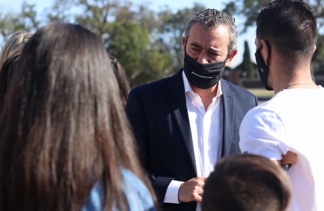El intendente Pablo Javkin estuvo en el Monumento en la conmemoración de los 200 años del primer izamiento del pabellón nacional en las Islas Malvinas.