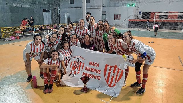 El equipo femenino de Unión de Santa Fe se coronó subcampeón de futsal.