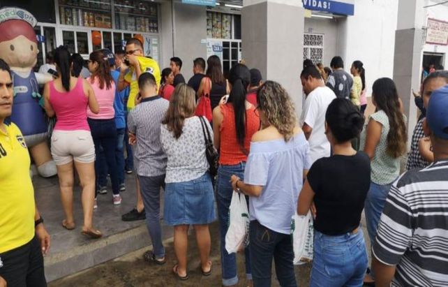 Público. La gente se agolpó frente a las farmacias en Guayaquil.