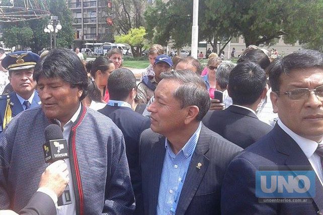 Juan Evo Morales paseó por Paraná y estuvo en la Catedral con la gente