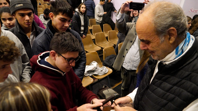 Estanislao Julianes junto a estudiantes del Colegio Boneo&nbsp;