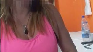 Se sacó una foto con el jefe de la Federal y luego la escracharon vendiendo droga