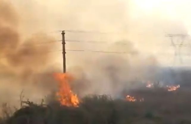 Una quema de pastizales puso en peligro el servicio eléctrico de Santo Tomé