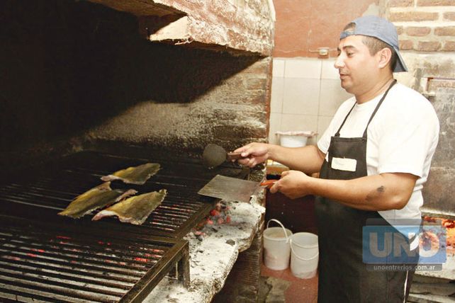 EN CIUDADES COSTERAS. El pescado asado se convirtió en el preferido por el turista; su forma de prepararlo es tradicional y característico. (Foto UNO/Diego Arias)