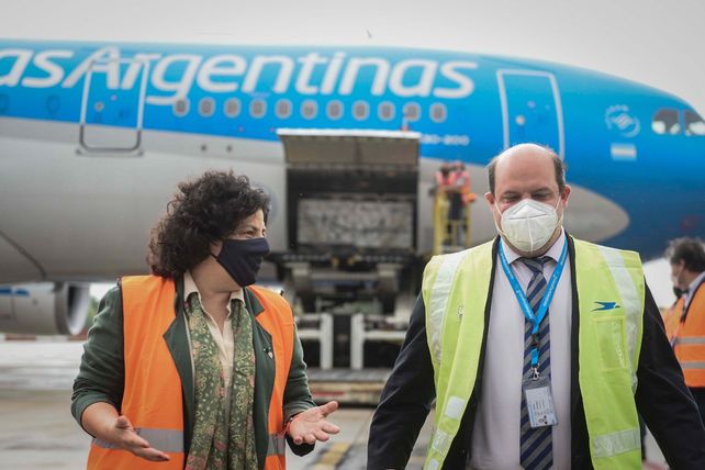 Ezeiza. La ministra Carla Vizzotti y el titular de Aerolíneas