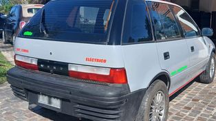 Así es el primer auto eléctrico reconvertido que circula en Rosario.