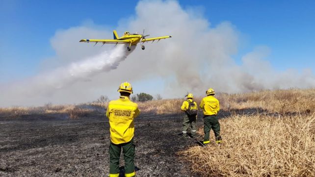 Aviones agrícolas combaten los focos de incendio en Santa Fe
