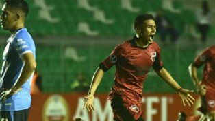 Iván Gómez la metió con sutileza ante Blooming en Bolivia y lo celebra con ganas. Fue el empate parcial de Newells.