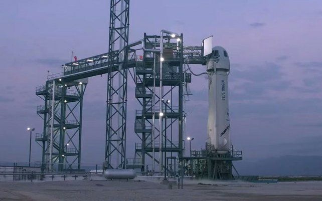 El cohete programado para despegar que llevará a Jeff Bezos, fundador de Amazon y la empresa de turismo espacial Blue Origin, su hermano Mark Bezos, Oliver Daemen y Wally Funk, en la plataforma de lanzamiento de un puerto espacial cerca de Van Horn, Texas.