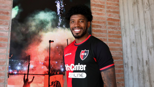 Jherson Mosquera ya se puso la camiseta de Newells. Fue el mejor lateral derecho en la última liga colombiana.