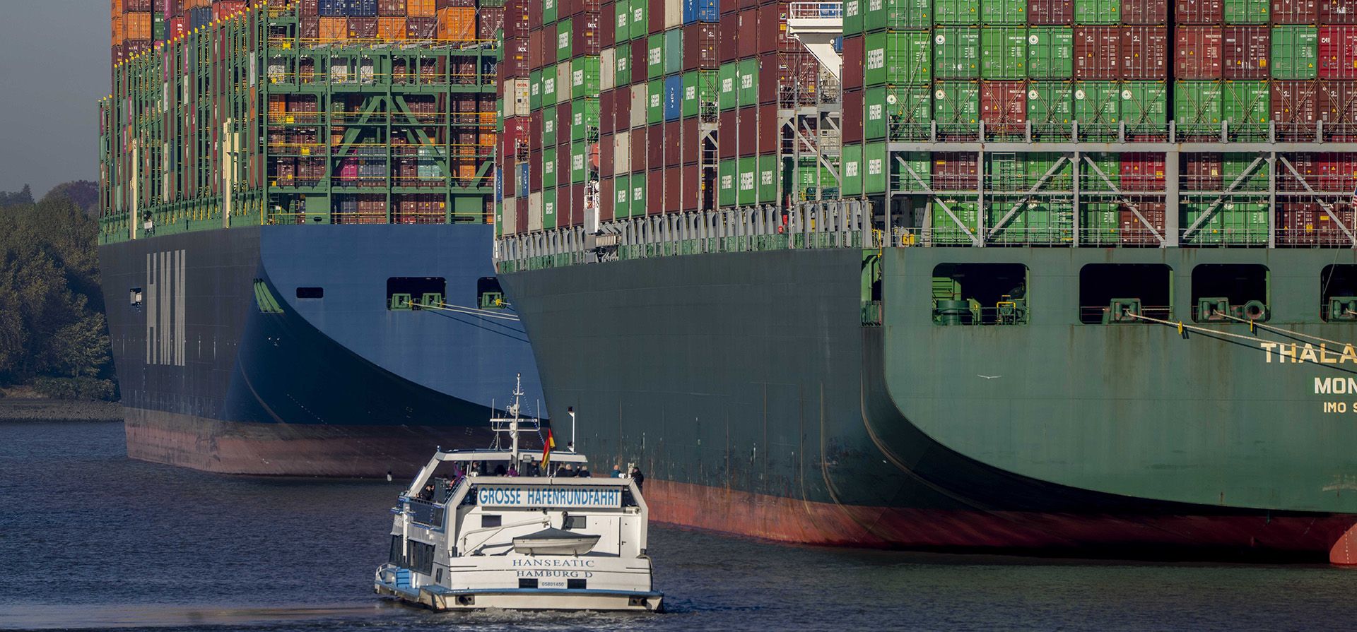 Barcos portacontenedores atracan en el puerto de Hamburgo, Alemania, el miércoles 26 de octubre de 2022. El gobierno alemán acordó un compromiso para permitir que el grupo naviero chino COSCO adquiera una participación menor de lo planeado previamente en el operador de la terminal de contenedores más grande del país.