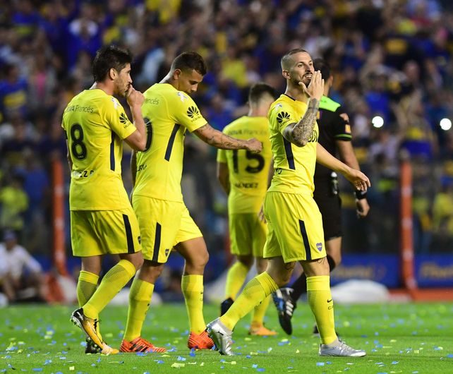 Los jugadores de Boca festejan uno de los goles de ayer ante su gente.
