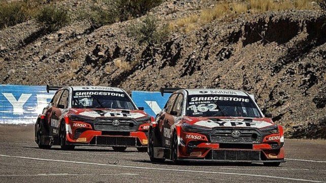 Emiliano Stang marcha por delante de Matías Rossi en el inicio del campeonato de TC 2000.