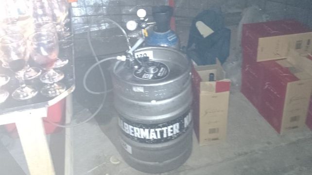 Algunos de los barriles de cerveza que estaban en la obra en construcción convertida en salón de fiestas. 