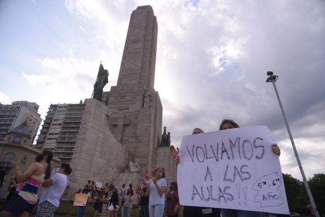 Los  padres se adelantan a la decisión oficial y exigen clases presenciales