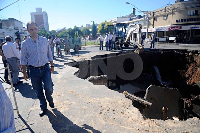 Socavón. El intendente en Urquiza y Bulevar