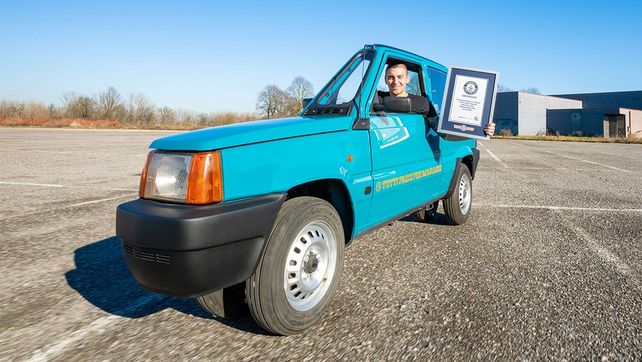 El auto transitable más angosto de la historia fue adaptado por el italiano Andrea Marazzi.