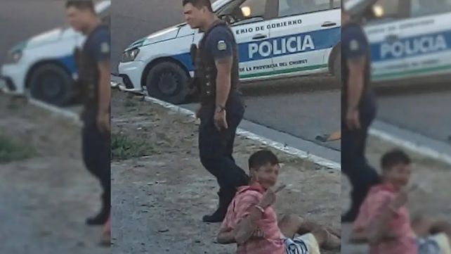 El grave episodio involucró a un cuidacoche y un agene de policía.