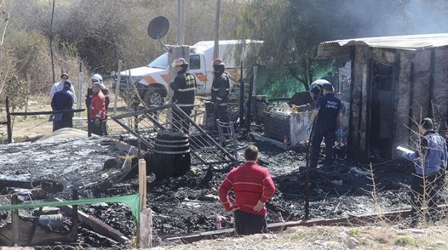 Una mujer y tres menores fallecieron en un incendio en Mendoza